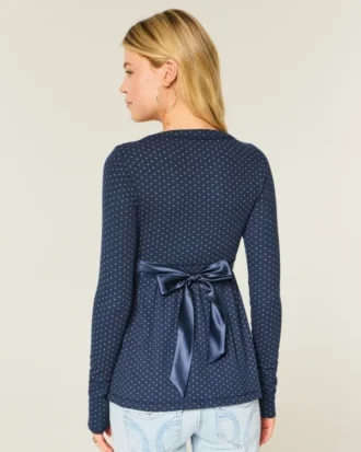 Gemakkelijke babydolltop met lange mouwen en overslag aan de voorkant Gemakkelijke babydolltop met lange mouwen en overslag aan de voorkant