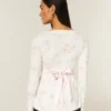 Gemakkelijke babydolltop met lange mouwen en overslag aan de voorkant Gemakkelijke babydolltop met lange mouwen en overslag aan de voorkant
