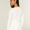 Gemakkelijke babydolltop met lange mouwen en overslag aan de voorkant Gemakkelijke babydolltop met lange mouwen en overslag aan de voorkant