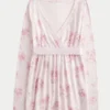 Gemakkelijke babydolltop met lange mouwen en overslag aan de voorkant Gemakkelijke babydolltop met lange mouwen en overslag aan de voorkant