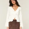 Gemakkelijke babydolltop met lange mouwen en ruches Gemakkelijke babydolltop met lange mouwen en ruches