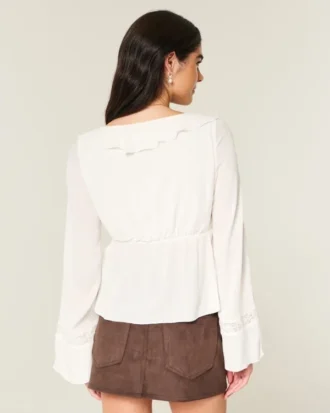 Gemakkelijke babydolltop met lange mouwen en ruches Gemakkelijke babydolltop met lange mouwen en ruches