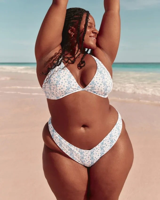 Geribbelde bikinibroek met hoge beenuitsnijding en V-taille
