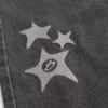 Gewassen zwarte baggy jeans met sterprint Gewassen zwarte baggy jeans met sterprint