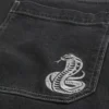 Gewassen zwarte skaterbaggyjeans met slangengrafiek Gewassen zwarte skaterbaggyjeans met slangengrafiek
