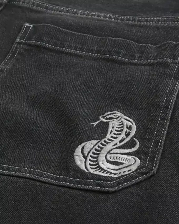 Gewassen zwarte skaterbaggyjeans met slangengrafiek Gewassen zwarte skaterbaggyjeans met slangengrafiek