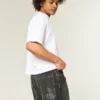 Gewassen zwarte skaterbroek met geborduurde slang Gewassen zwarte skaterbroek met geborduurde slang