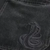 Gewassen zwarte skaterbroek met geborduurde slang Gewassen zwarte skaterbroek met geborduurde slang