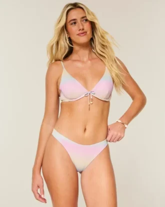 Glanzend hoog uitgesneden cheeky bikinibroekje