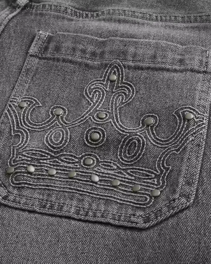 Grijze skaterbaggyjeans met borduursels en studs Grijze skaterbaggyjeans met borduursels en studs