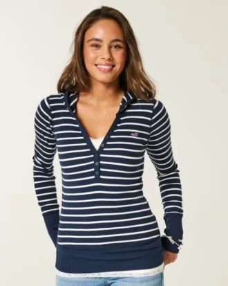Henley met lange mouwen en capuchon