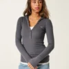 Henley met lange mouwen en capuchon Henley met lange mouwen en capuchon