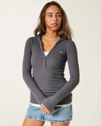 Henley met lange mouwen en capuchon