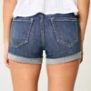 Hoge, gescheurde donkerblauwe denim short Hoge, gescheurde donkerblauwe denim short