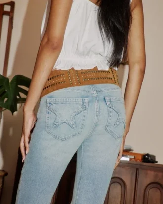 Hoge taille lichtgewassen flare jeans met sterrenzak