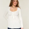 Holiday Vault Release Easy satijnen babydolltop met strik aan de voorkant Holiday Vault Release Easy satijnen babydolltop met strik aan de voorkant