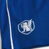 Korte voetbalbroek met logo van gebreid materiaal tot halverwege het bovenbeen Korte voetbalbroek met logo van gebreid materiaal tot halverwege het bovenbeen
