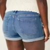 Kromme laag uitgesneden medium wash denim shortje Kromme laag uitgesneden medium wash denim shortje