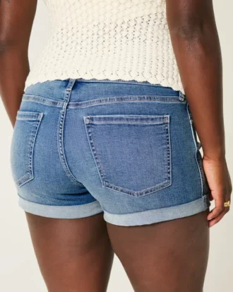 Kromme laag uitgesneden medium wash denim shortje