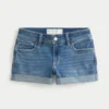 Kromme laag uitgesneden medium wash denim shortje Kromme laag uitgesneden medium wash denim shortje