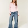 Laag model, donkere wassing, bloemenborduursel, baggy jeans Laag model, donkere wassing, bloemenborduursel, baggy jeans