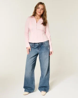 Laag model, donkere wassing, bloemenborduursel, baggy jeans