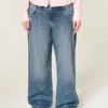 Laag model, donkere wassing, bloemenborduursel, baggy jeans Laag model, donkere wassing, bloemenborduursel, baggy jeans