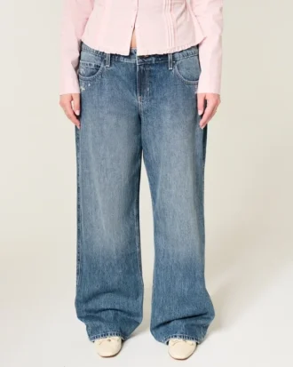 Laag model, donkere wassing, bloemenborduursel, baggy jeans