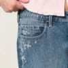 Laag model, donkere wassing, bloemenborduursel, baggy jeans Laag model, donkere wassing, bloemenborduursel, baggy jeans