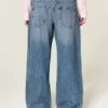 Laag model, donkere wassing, bloemenborduursel, baggy jeans Laag model, donkere wassing, bloemenborduursel, baggy jeans