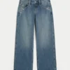 Laag model, donkere wassing, bloemenborduursel, baggy jeans Laag model, donkere wassing, bloemenborduursel, baggy jeans
