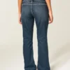 Laag model donkere wassing bootcut jeans met riem Laag model donkere wassing bootcut jeans met riem