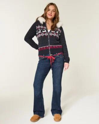 Laag model, donkere wassing, rode strikceintuur, bootcut jeans