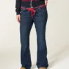 Laag model, donkere wassing, rode strikceintuur, bootcut jeans Laag model, donkere wassing, rode strikceintuur, bootcut jeans