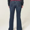 Laag model, donkere wassing, rode strikceintuur, bootcut jeans Laag model, donkere wassing, rode strikceintuur, bootcut jeans