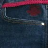 Laag model, donkere wassing, rode strikceintuur, bootcut jeans Laag model, donkere wassing, rode strikceintuur, bootcut jeans