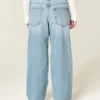 Laag model, licht gewassen baggy jeans met kettingborduursel Laag model, licht gewassen baggy jeans met kettingborduursel
