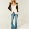 Laag model, medium wassing, bootcut jeans met studs