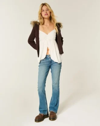 Laag model, medium wassing, bootcut jeans met studs