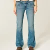 Laag model, medium wassing, bootcut jeans met studs