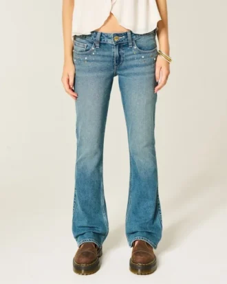 Laag model, medium wassing, bootcut jeans met studs