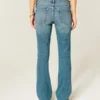 Laag model, medium wassing, bootcut jeans met studs