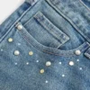 Laag model, medium wassing, bootcut jeans met studs