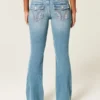 Laag model, medium wassing, geborduurde bloemen, bootcut jeans Laag model, medium wassing, geborduurde bloemen, bootcut jeans