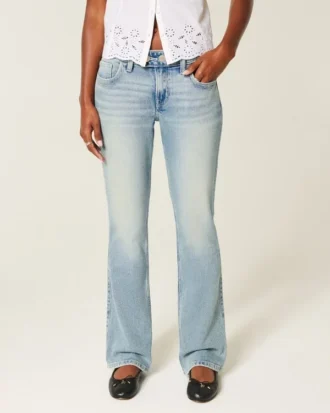 Laag model, medium wassing, geborduurde vlinder bootcut jeans