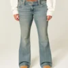 Laag uitgesneden bootcut jeans met vlinderborduursel, medium wash Laag uitgesneden bootcut jeans met vlinderborduursel, medium wash