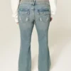Laag uitgesneden bootcut jeans met vlinderborduursel, medium wash Laag uitgesneden bootcut jeans met vlinderborduursel, medium wash