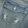 Laag uitgesneden bootcut jeans met vlinderborduursel, medium wash Laag uitgesneden bootcut jeans met vlinderborduursel, medium wash