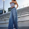 Laag uitgesneden donkerblauwe baggy jeans met ‘Class of ’26’-borduursel Laag uitgesneden donkerblauwe baggy jeans met ‘Class of ’26’-borduursel