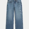 Laag uitgesneden donkerblauwe baggy jeans met ‘Class of ’26’-borduursel Laag uitgesneden donkerblauwe baggy jeans met ‘Class of ’26’-borduursel
